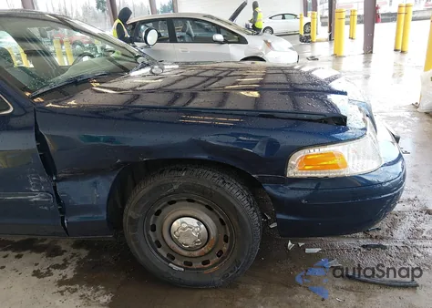 2004 Ford Crown Victoria Police z USA, uszkodzony, nr VIN 2FAHP71W24X145130